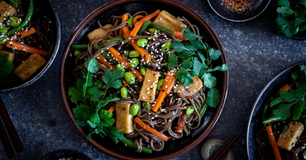 Rádi Jíte 1-4 Zdravá a lahodná večeře – Tofu stir-fry, který si zamilujete Veganské recepty Zdravá výživa  Zelenina Zdravá večeře Vegetariánské jídlo Tofu Stir-fry Sezamový olej Rychlý recept 