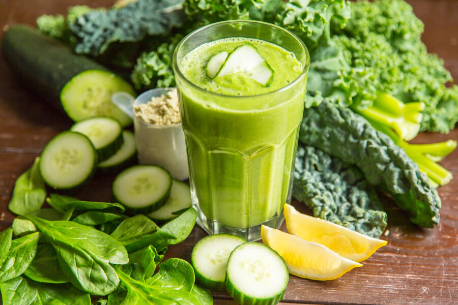 Rádi Jíte The_Ultimate_Green_Smoothie Jak připravit ovocný detoxikační koktejl: zdravé čištění těla Zdravá výživa  Vitamíny Špenát Pomeranč Ovocný detoxikační koktejl Metabolismus Med Kiwi Jablko Detoxikace Antioxidanty 