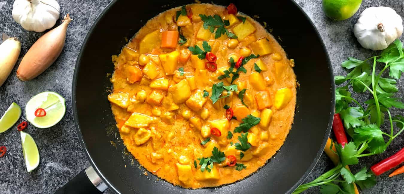 Rádi Jíte dynove-curry_uvodni-1350x650-1 Recept na Veganský kari s kokosovým mlékem Veganské recepty  Zelenina Zázvor Veganský kari Rýže Rajčatový protlak Koriandr Kokosové mléko Kari koření Cibule Batát 