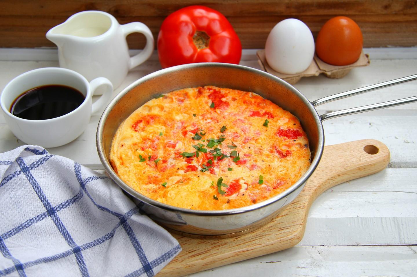 Rádi Jíte omlet-s-pomidorami-na-skovorode_1598910826_9_max Fantastický recept na omeletu pro celou rodinu Pokrmy na každý den  Vejce Sýr Sůl Snídaně Rostlinný olej Rajčata Příprava Pepř Omeleta Bylinky 