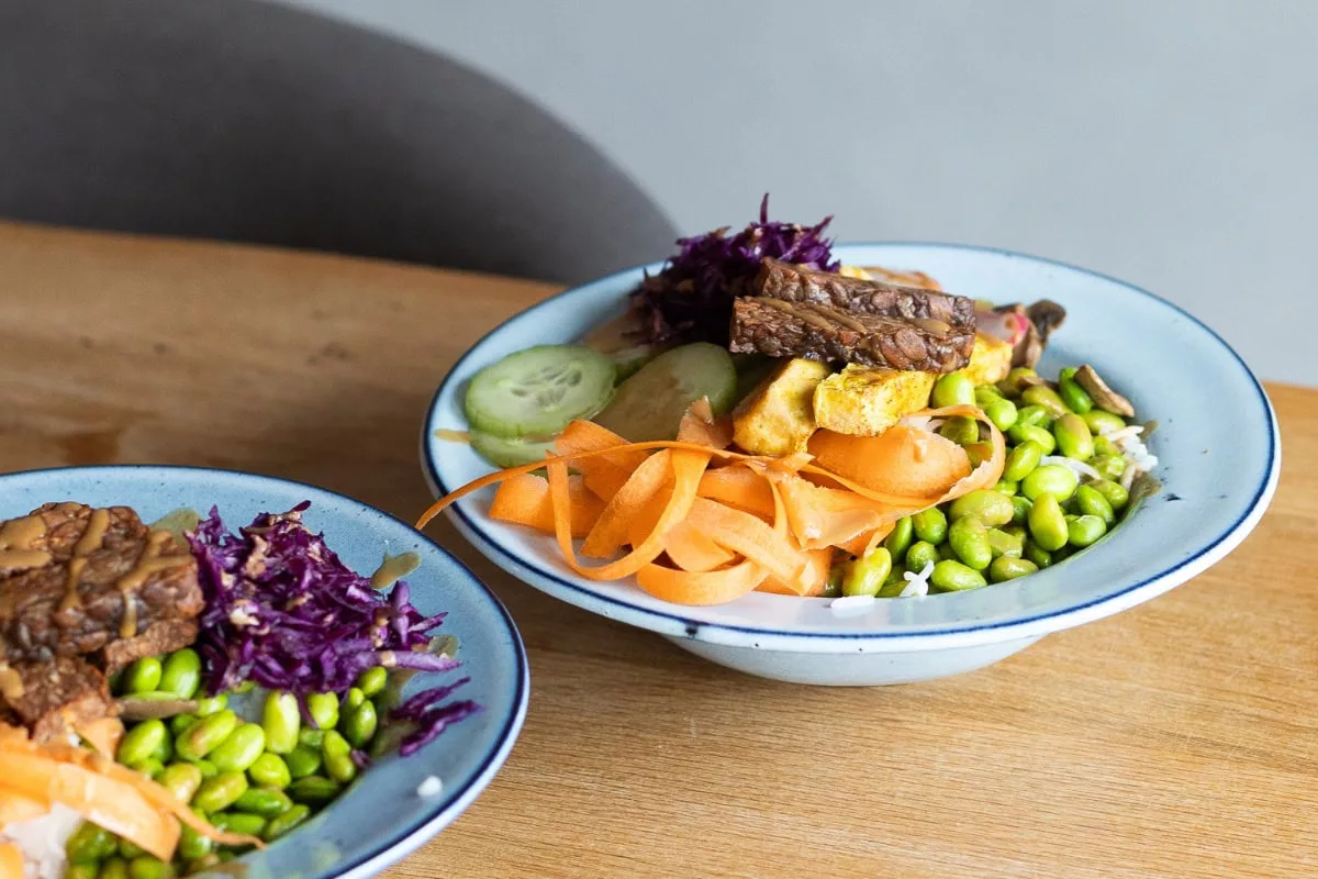 Rádi Jíte poke-bowl Veganské recepty: Chutné a zdravé pokrmy pro každého Veganské recepty Zdravá výživa  Zdravé jídlo Recept 