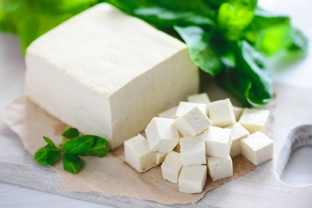 Rádi Jíte shutterstock-561197323 Tento tofunugát vás dostane – Neuvěříte, jak chutně může chutnat tofu Veganské recepty Zdravá výživa  Zdravé jídlo Vegetariánský pokrm Veganský recept Uzená paprika Tofunugát Tofu Smažené tofu Rychlý recept Kvasnicové droždí Křupavé tofu 